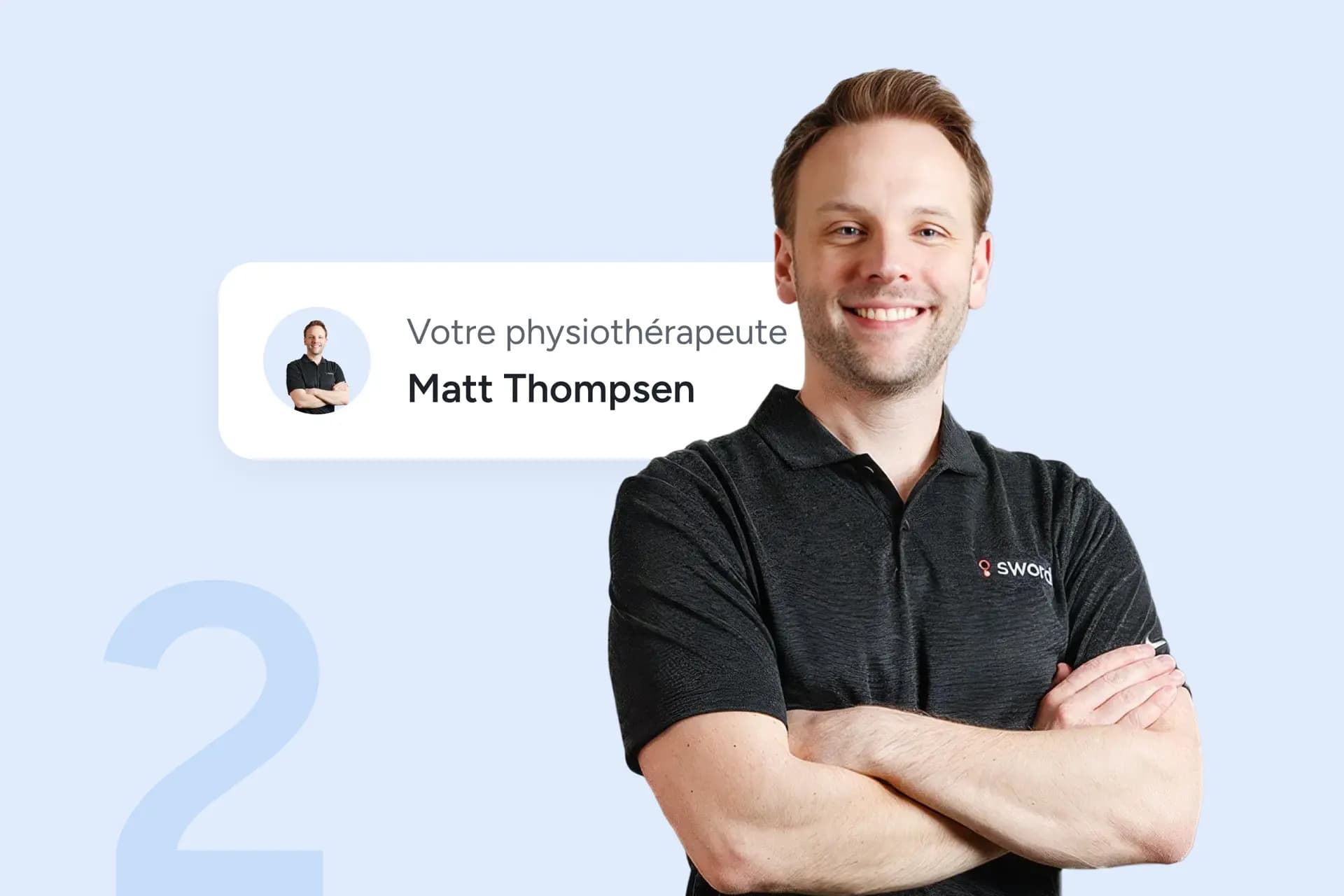 Un homme souriant en polo noir croise les bras. Texte : "Votre physiothérapeute, Matt Thompsen". Arrière-plan bleu clair avec le chiffre 2.