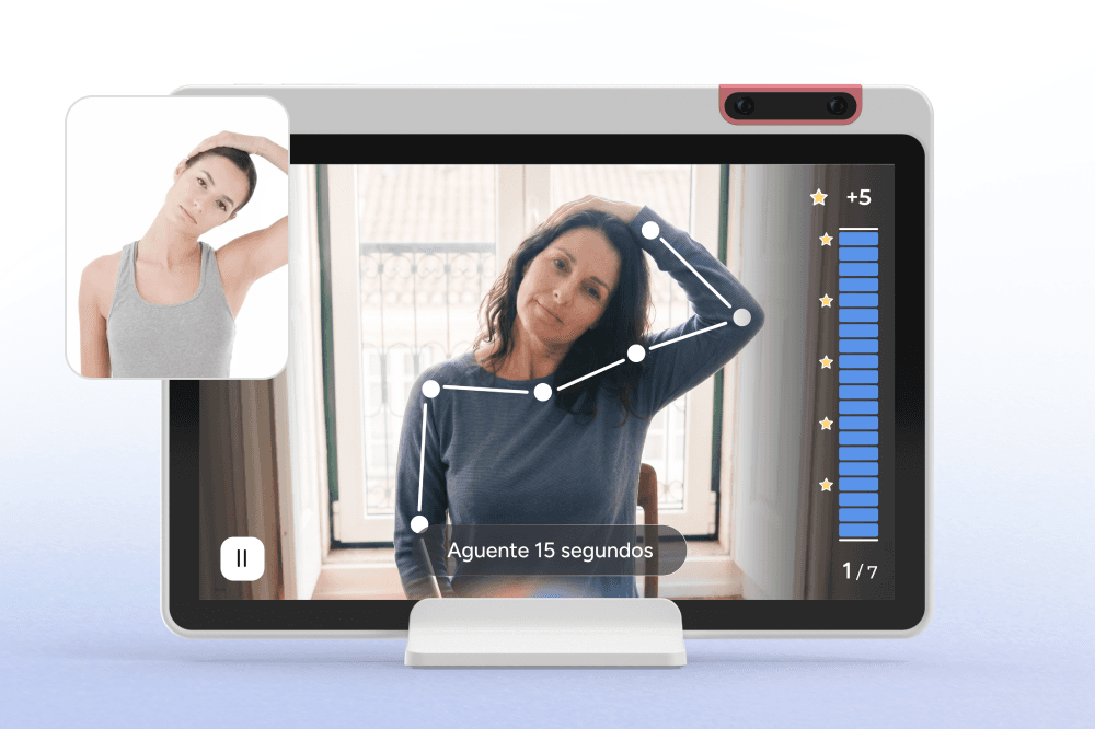 A woman follows a neck stretch exercise on a screen, with a digital outline tracking her posture and a progress bar on the side. The screen displays instructions in Spanish: Aguente 15 segundos.