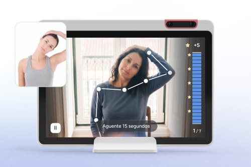 A tablet screen shows a woman doing a neck stretch, with exercise instructions and a progress tracker. Inset in the corner is a reference photo of another woman doing the same stretch. Text on screen reads Seguar por 15 segundos.
