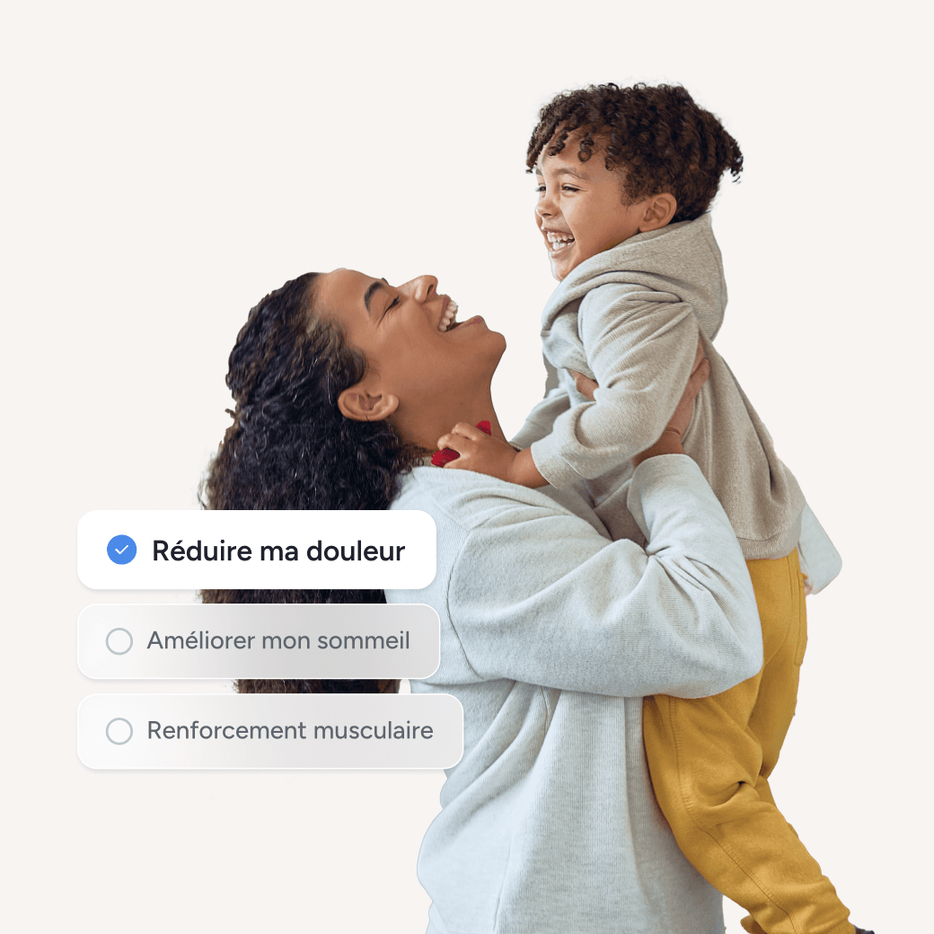 A smiling woman lifts a laughing child in her arms. On the left, a checklist shows Réduire ma douleur selected, with options Améliorer mon sommeil and Renforcement musculaire below.