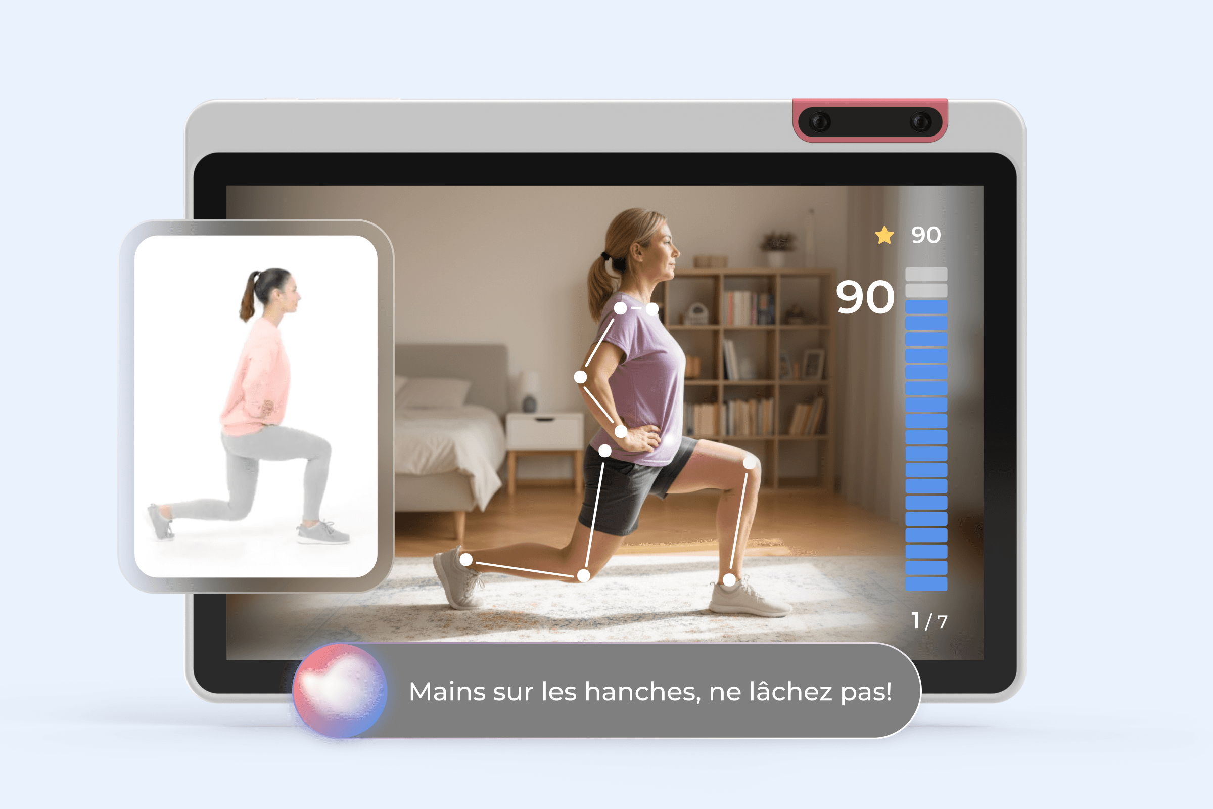 A woman does a lunge exercise in a living room, tracked by motion points on a screen. An inset shows a trainer demonstrating. The interface displays a score of 90 and a progress bar. Text in French reads, “Mains sur les hanches, ne lâchez pas!”.
